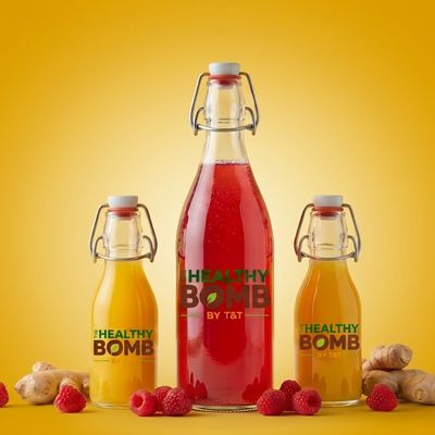Flesjes koudgeperst sap van The Healthy Bomb